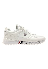 Witte leren sneaker met gestructureerde zijkanten, gewatteerde schacht en een gemêleerde witte zool; heeft een rond logo en rode/zwarte accenten.