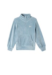 Lichtblauwe fleece pullover met een half-rits kraag, voorkantzak en ribboorden. Bevat een klein wit logo op de borst.