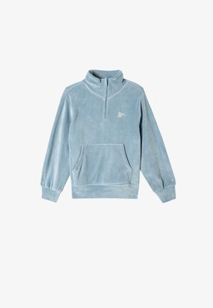 Lichtblauwe fleece pullover met een half-rits kraag, voorkantzak en ribboorden. Bevat een klein wit logo op de borst.