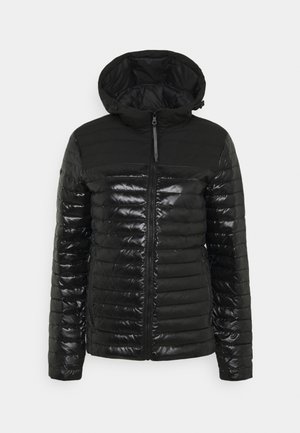 Černá prošívaná péřová bunda s lesklými vodorovnými panely, předním zipem, kapsami na zip a připojenou kapucí s nastavitelnými šnůrkami.