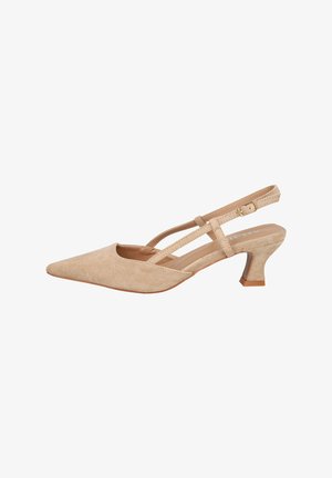 Zapato de mujer beige de ante con talón descubierto, punta puntiaguda, dos finas tiras, tacón pequeño curvado y cierre de hebilla sobre fondo blanco.