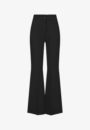 Zwarte, op maat gemaakte, hooggetailleerde broek met knoopsluiting en wijde, uitlopende pijpen, afgebeeld tegen een witte achtergrond.