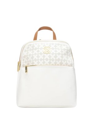 Zaino compatto bianco con parte superiore decorata da un motivo geometrico traforato, tasca frontale con zip, cursori dorati e manico marrone chiaro.