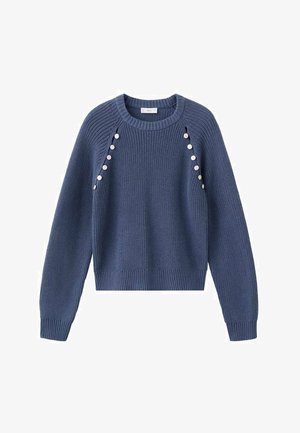 Blauer Strickpullover mit rundem Ausschnitt, ausgestattet mit einem gerippten Saum und Bündchen sowie dekorativen Knöpfen entlang der Schultern.