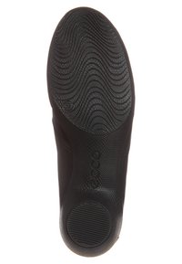 Suela de zapato de goma negra con un patrón texturizado, que presenta surcos ondulados y acentos circulares. Las marcas en la base indican la talla y la marca.