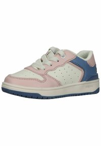 Sneaker con un design in pelle bianca, rosa e blu; lati perforati; lacci bianchi; suola in gomma; logo sul tallone; texture liscia.