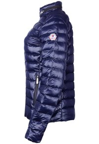 Giacca puffer blu navy con motivo trapuntato, colletto alto, cerniere laterali e patch logo sul braccio. Texture liscia e lucida.