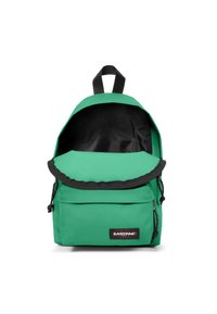Grön tygryggsäck med klaffstängning, svart innervärld, framluckficka med dragkedja och Eastpak-logotyp på framsidan.