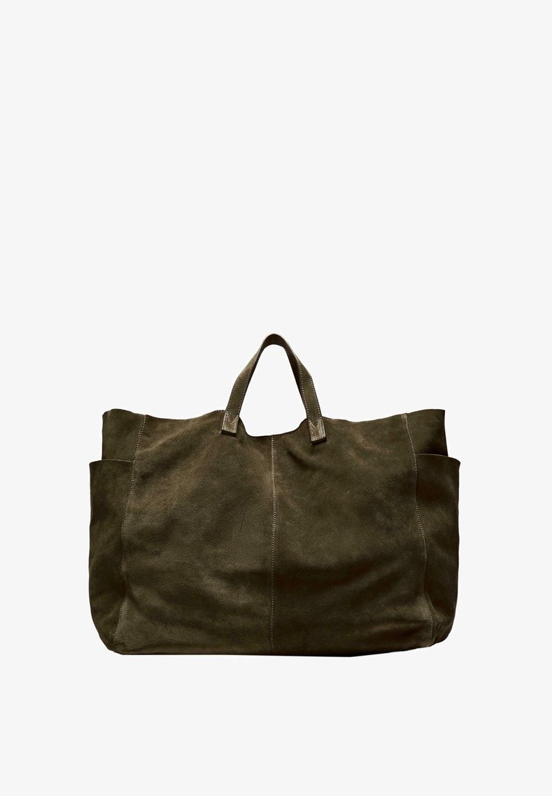 Olivenfarvet suede tote bag med to sidelommer, dobbelte håndtag og synlige syningsdetaljer. Blød tekstur og rummeligt design.