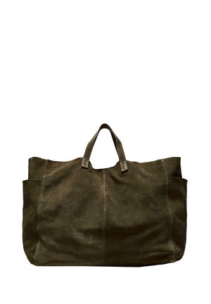 Borsa tote in suede verde scuro con due tasche laterali esterne, manici robusti e dettagli di cucitura in evidenza. Texture morbida e design spazioso.