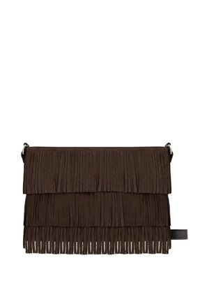 Borsa a tracolla in camoscio marrone con tre strati di frange e tracolla nera regolabile.