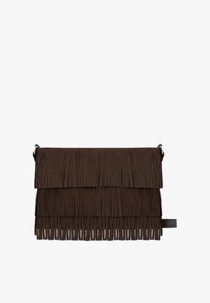 Borsa a tracolla in camoscio marrone con tre strati di frange e tracolla nera regolabile.