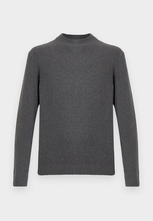 Suéter de punto gris con cuello redondo, mangas largas y puños y dobladillo acanalados. Presenta una textura suave y un diseño clásico.