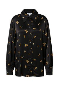 Camicia nera in satin con bottoni, maniche lunghe e stampa floreale arancione, dotata di un ampio colletto e polsini con un solo bottone.