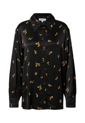 Zwarte satijnen blouse met knopen en lange mouwen, bedekt met een oranje bloemenprint. Voorzien van een brede kraag en manchetten met één knoop.