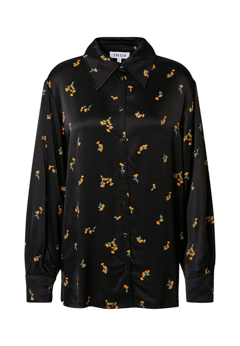 Camicia nera in satin con bottoni, maniche lunghe e stampa floreale arancione, dotata di un ampio colletto e polsini con un solo bottone.