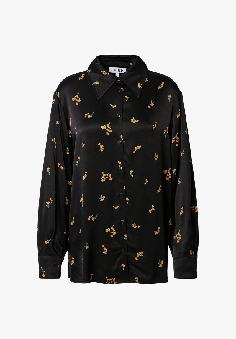 Camicia nera in satin con bottoni, maniche lunghe e stampa floreale arancione, dotata di un ampio colletto e polsini con un solo bottone.