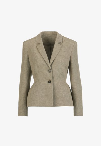 Blazer beige a medida con cuello de solapa, dos botones, mangas largas y cintura ligeramente entallada, exhibido sobre fondo blanco.