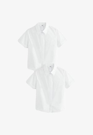 Baltas īsām piedurknēm kreklis ar klasisku apkakli, pogu priekšpusi un gludu kokvilnas audumu; veidots ikdienišķam griezumam; tiek izstādītas divas daļas.