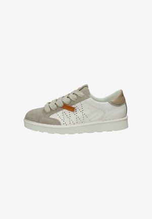 Sneaker basso con punta in suede beige, lati in pelle bianca traforata, lacci spessi e strutturati e linguetta beige sul tallone su suola bianca.