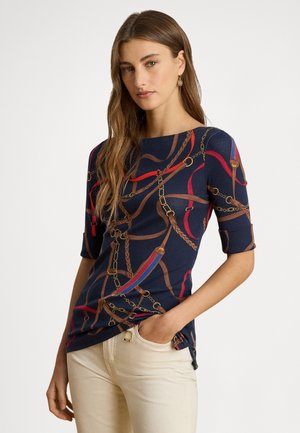 BELTING-PRINT COTTON BOATNECK TEE - Nyomott mintás póló - navy/multi-coloure