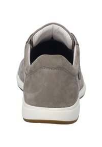 Scarpe slip-on da uomo in suede grigio con punta rotonda, suola bianca, colletto imbottito e dettagli di cucitura sottili. Solo vista posteriore.