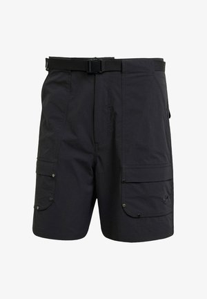 Svarta shorts i lättviktsmaterial, med midjeband med bälte, två sidofickor och knappdetaljer på fickorna.