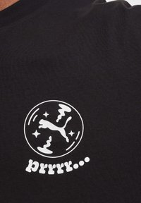Čierne tričko s bielym kruhovým logom s poskakujúcou pumou a textom "prrrt..." pod ním v hravom písmene. Materiál z bavlnenej zmesi.