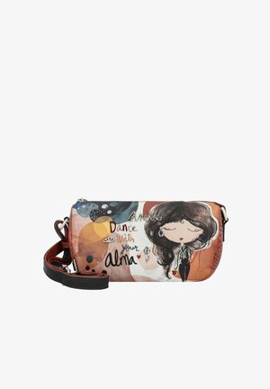 Sac à épaule zippé multicolore avec une illustration de fille, texte "Danse avec ton âme", accents en métal et une bandoulière noire detachable.