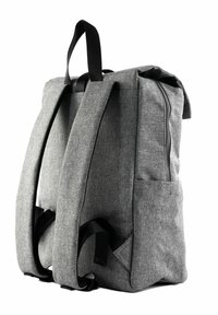 Zaino in tessuto grigio con due spallacci, scomparto principale con zip, tasca laterale e superficie testurizzata. Design minimalista.