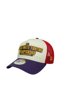 Lkw-Mütze mit einem weißen und roten Netzrücken, lila Schirm und gesticktem UFC-Logo in Gelb und Lila auf der Vorderseite. Verstellbarer Riemen.