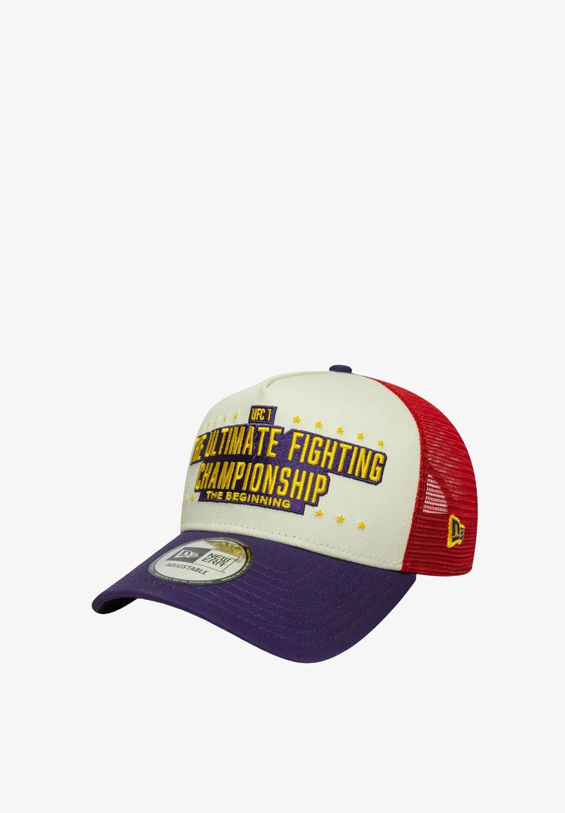 Lkw-Mütze mit einem weißen und roten Netzrücken, lila Schirm und gesticktem UFC-Logo in Gelb und Lila auf der Vorderseite. Verstellbarer Riemen.