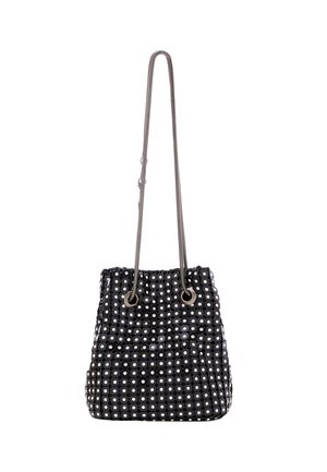 Borsa a secchiello nera con superficie testurizzata decorata con embellishments metallici circolari e una sottile tracolla a catena.