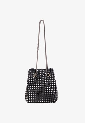 Borsa a secchiello nera con superficie testurizzata decorata con embellishments metallici circolari e una sottile tracolla a catena.