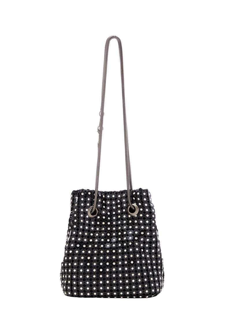 Borsa a secchiello nera con superficie testurizzata decorata con embellishments metallici circolari e una sottile tracolla a catena.