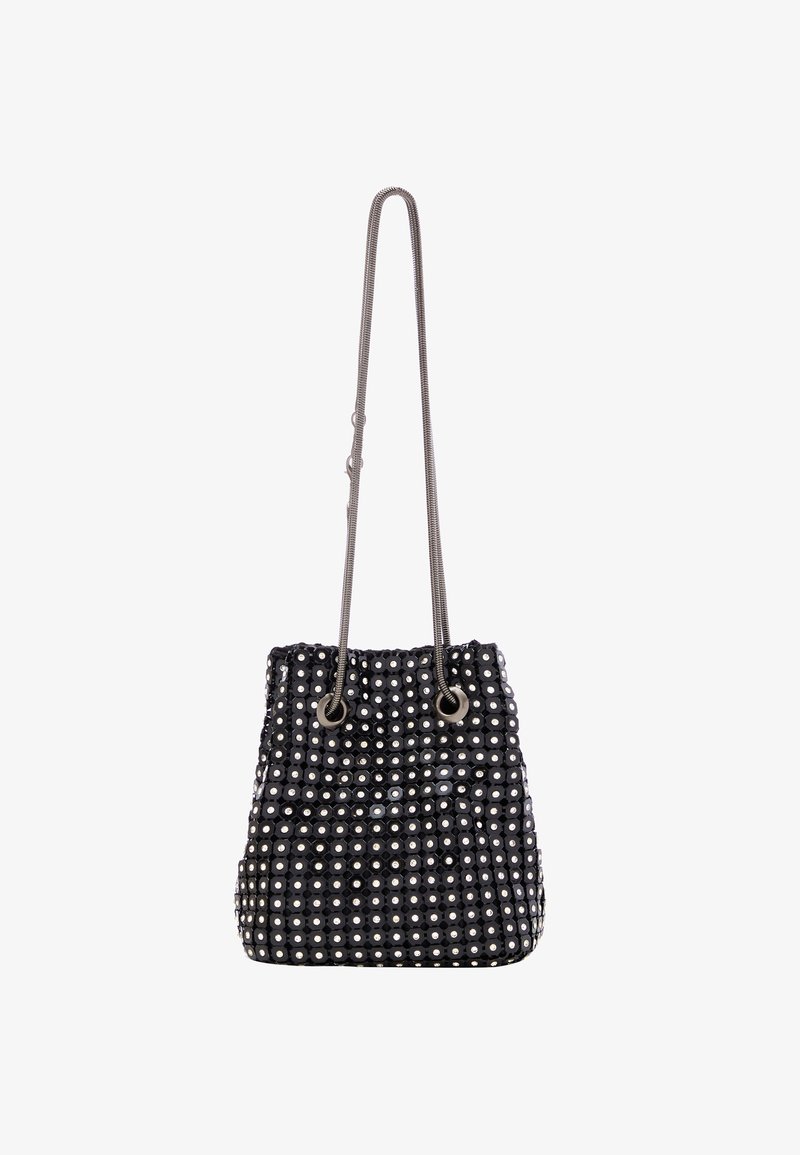 Borsa a secchiello nera con superficie testurizzata decorata con embellishments metallici circolari e una sottile tracolla a catena.
