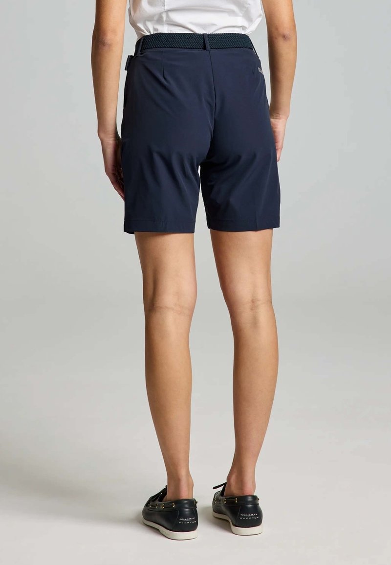 Shorts bleu marine en tissu léger, dotés d'une taille élastique tissée, de poches arrière et d'un ourlet droit.