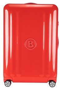 Maleta dura roja con un acabado brillante, forma rectangular, ruedas negras y un logo circular en el centro. Textura suave y sin patrones.