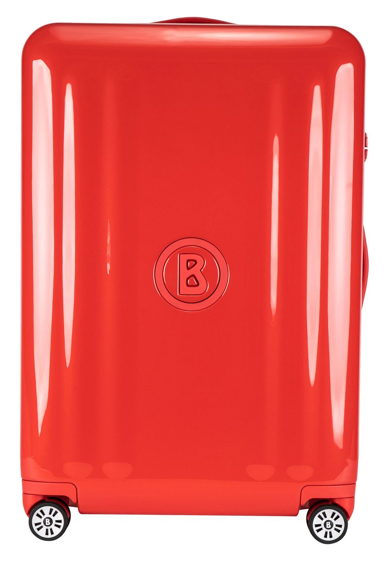 Maleta dura roja con un acabado brillante, forma rectangular, ruedas negras y un logo circular en el centro. Textura suave y sin patrones.