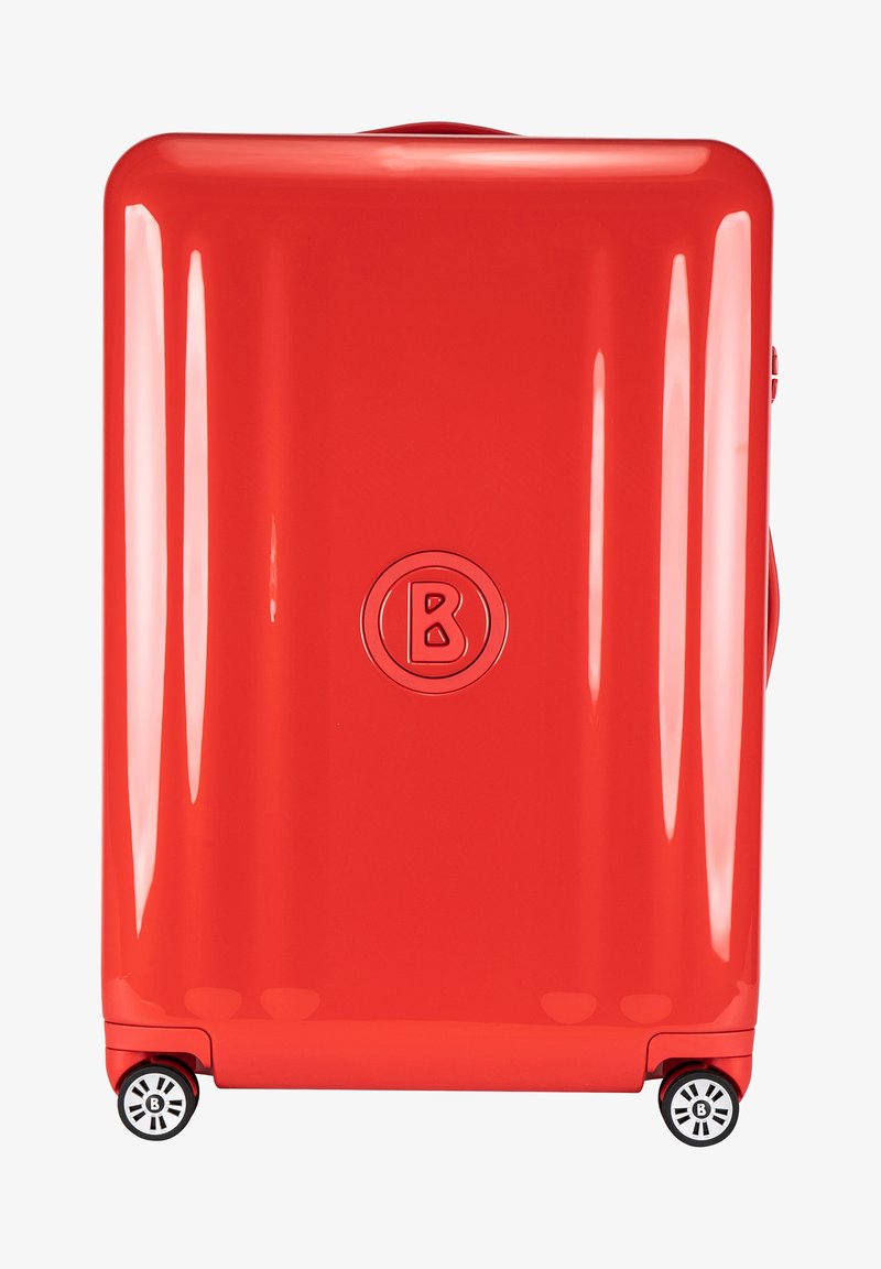 Červený tvrdý kufr s lesklým povrchem, obdélníkový tvar, černá kola a kulatým logem uprostřed. Hladký povrch bez vzorů.