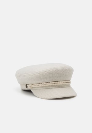 Casquette plate écrue avec une courte visière, tissu texturé et une bande décorative en corde torsadée au-dessus de la visière.