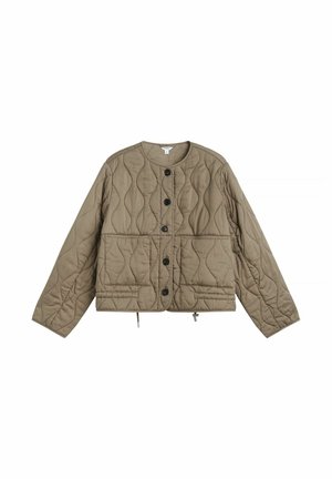 Veste matelassée marron clair à manches longues, boutons à l'avant, deux grandes poches frontales et col rond, étalée à plat sur fond blanc.