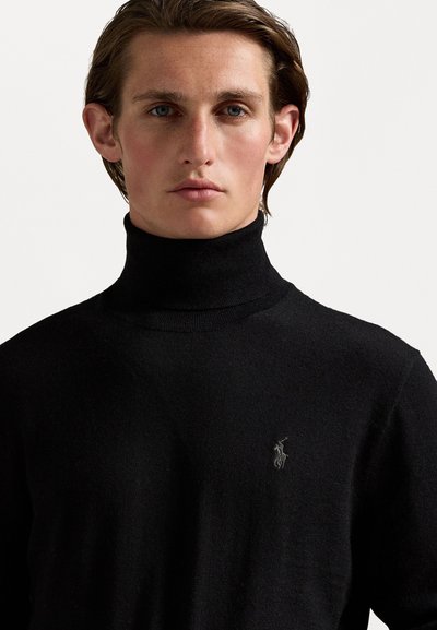 Fekete garbó pulóver puha kötött anyagból, slim fit szabással és hímzett logóval a bal mellen.