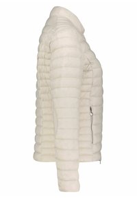 Chaqueta acolchada puff color crema claro con acolchado horizontal, cuello alto, bolsillo lateral con cremallera y textura de tela lisa y brillante.