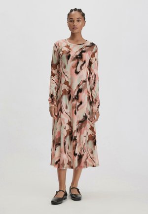 Langärmliges Midi-Kleid in einem abstrakten Muster aus Pink, Grün und Braun. Hergestellt aus weichem Stoff mit Rundhalsausschnitt und gerader Silhouette.