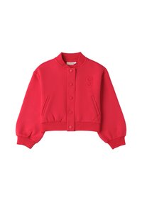 Chaqueta bomber corta roja con cierre de botón, cuello y puños acanalados. Presenta un '9' texturizado en la parte frontal y bolsillos laterales.