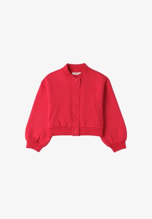 Chaqueta bomber corta roja con cierre de botón, cuello y puños acanalados. Presenta un '9' texturizado en la parte frontal y bolsillos laterales.