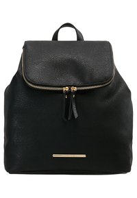 Sac à dos en cuir noir avec un rabat et une fermeture éclair dorée, poignée supérieure et petite plaque de nom horizontale dorée à l'avant.