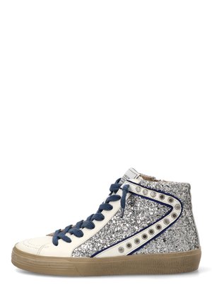 Zapatilla deportiva de caña alta con paneles de purpurina plateada, detalles en blanco, ojales de metal, cordones azul marino y suela de goma color tostado.