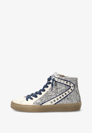 Zapatilla deportiva de caña alta con paneles de purpurina plateada, detalles en blanco, ojales de metal, cordones azul marino y suela de goma color tostado.